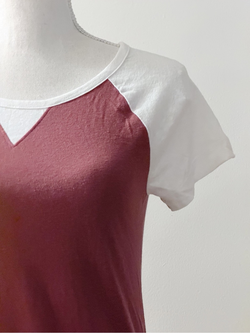 GAP Designed & Crafted Colorblock Raglan Tee | Rust & White | XS - Picture 5 of 12